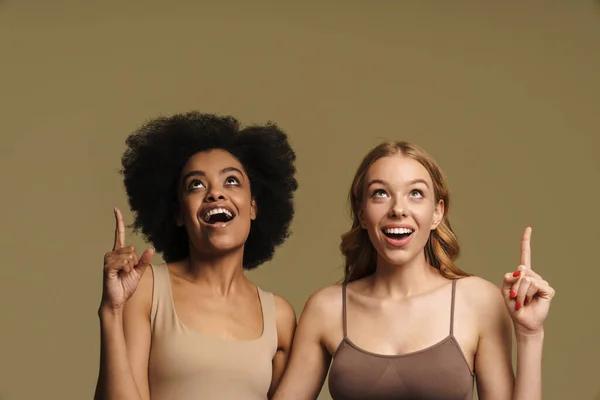 Дві Різноманітні Усміхнені Молоді Жінки Нижній Білизні Стоять Над Бежевим — стокове фото