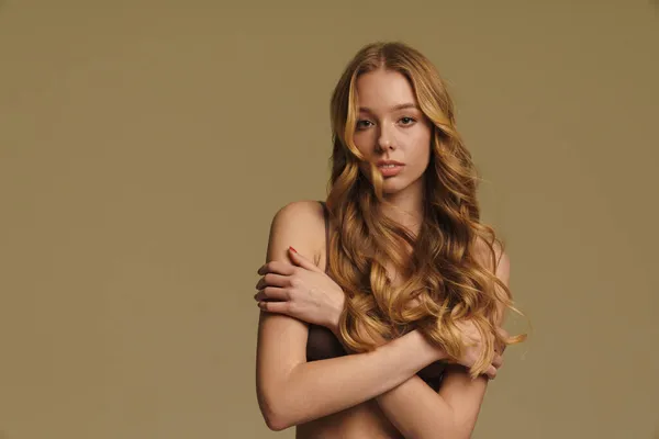Leende Ung Vit Kvinna Underkläder Med Lång Blond Lockigt Hår — Stockfoto