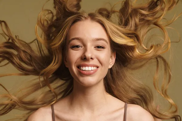 Χαμογελώντας Ευτυχισμένη Νεαρή Λευκή Γυναίκα Εσώρουχα Μακριά Ξανθά Σγουρά Μαλλιά — Φωτογραφία Αρχείου