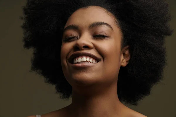 Siyah Arka Planda Duran Kısa Saçlı Gülümseyen Çamaşırı Giyen Afrikalı — Stok fotoğraf