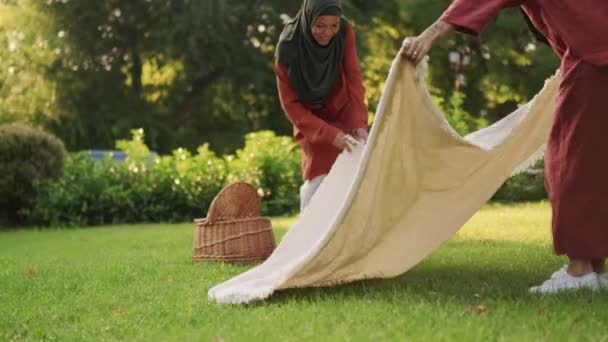 긍정적 이슬람 야외에서 피크닉 담요를 — 비디오
