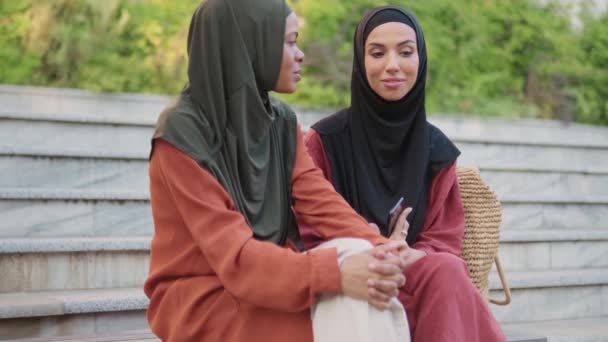 Koncentrerede Muslimske Kvinder Taler Udendørs – Stock-video