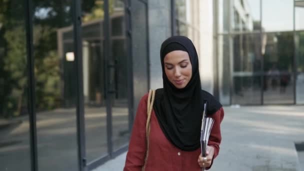 Gelukkig Moslim Vrouw Kijken Naar Telefoon Terwijl Lopen Buiten — Stockvideo