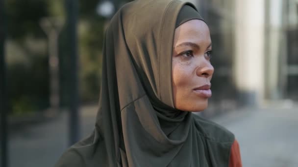 正のイスラム教徒女性見ますザカメラ屋外 — ストック動画
