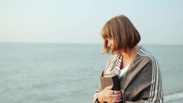 Fröhliche Reife Frau Strand Mit Buch Der Hand — Stockvideo