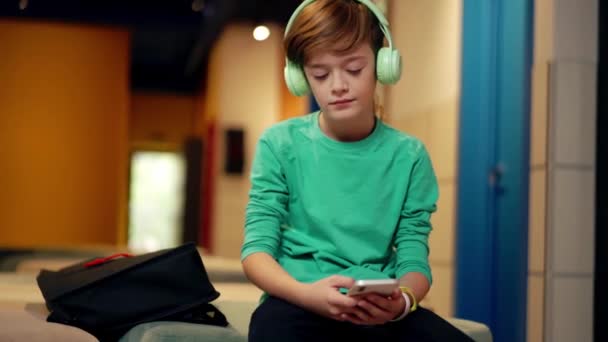 헤드폰으로 음악을 긍정적 남학생 — 비디오