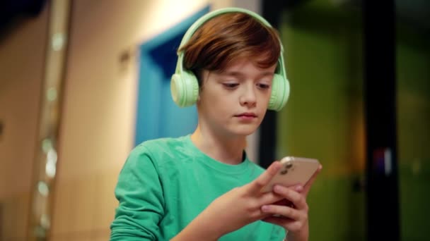 Colegial Positivo Escuchando Música Auriculares Mirando Teléfono — Vídeos de Stock