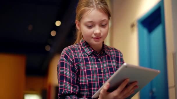 Estudante Concentrado Usando Camisa Quadriculada Digitando Por Tablet — Vídeo de Stock