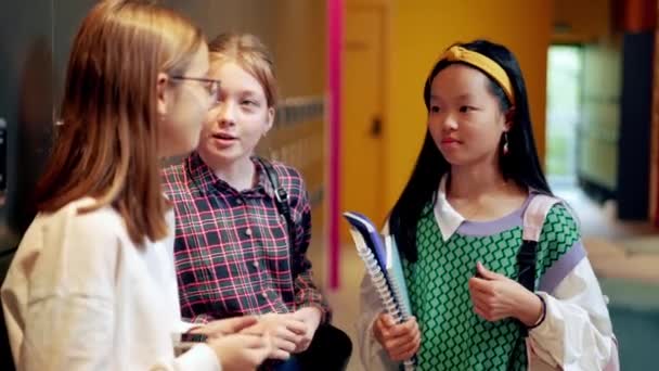 Group Schoolgirls Talking Corridor — Stock Video