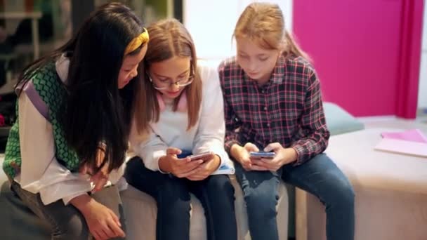 Międzynarodowe Dziewczyny Patrzące Telefon — Wideo stockowe