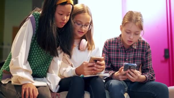 Chicas Multinacionales Viendo Algo Por Teléfono — Vídeos de Stock