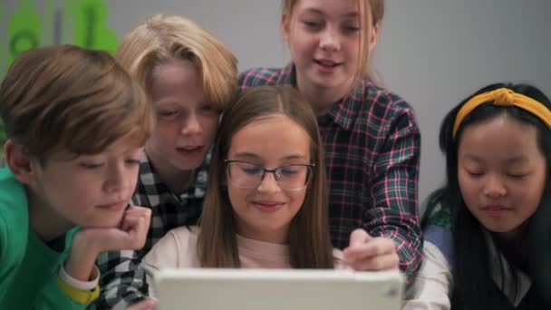 Multinationale Kindergruppe Schaut Der Schule Etwas Auf Dem Tablet — Stockvideo