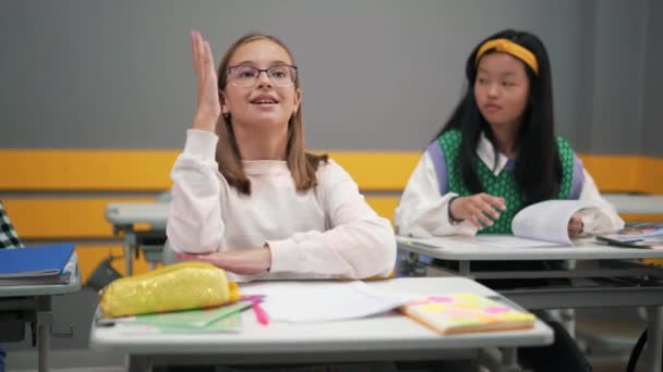 Menina Feliz Começando Ler Algo Aula Escola — Vídeo de Stock
