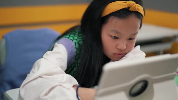 亚洲女孩在学校的平板电脑上打字 — 图库视频影像