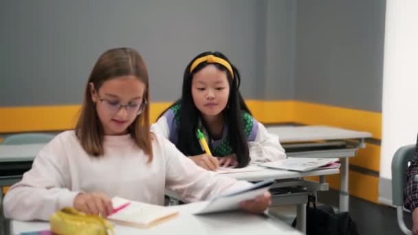 Meninas Positivas Multinacionais Escondendo Algo Escrito Caderno Escola — Vídeo de Stock