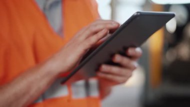 Tablet üzerinde hesaplanan erkek eli ve üniformasının yakın plan görüntüsü