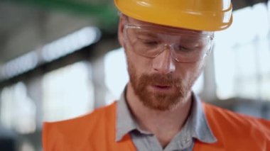 Defterde yazan üniformalı yakışıklı mühendis.