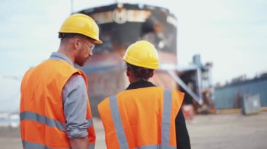 Çok uluslu mühendislerin, açık havada yürütülen bir projeyi tartışmalarının arka planı.