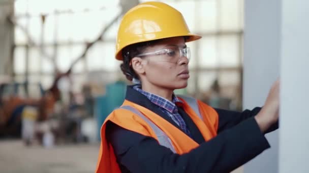 Mujer Seria Ingeniera Trabajando Uniforme — Vídeos de Stock