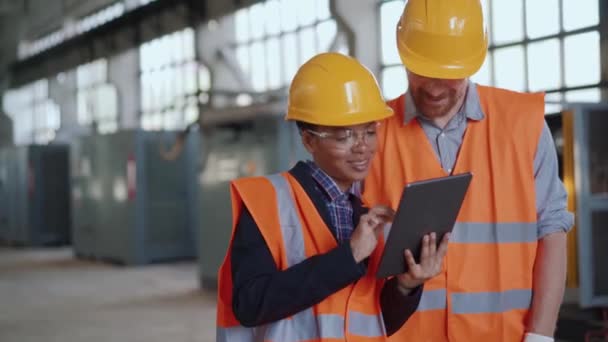 Dois Engenheiros Positivos Discutindo Projeto Trabalho Olhando Para Tablet — Vídeo de Stock