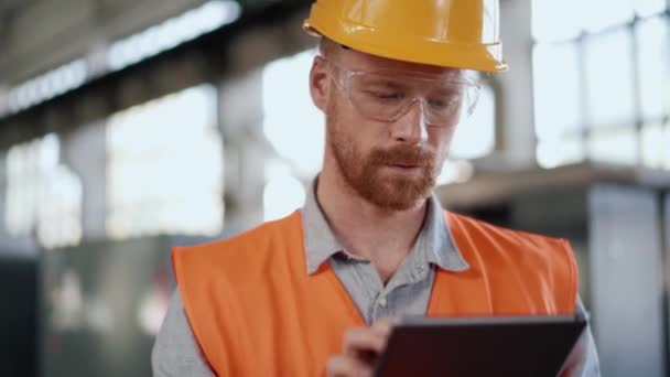 Engenheiro Homem Confiante Uniforme Calculando Tablet — Vídeo de Stock