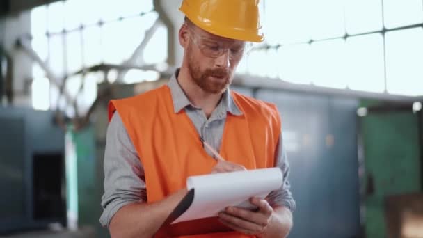 Seriöser Ingenieur Uniform Schreibt Notizbuch — Stockvideo