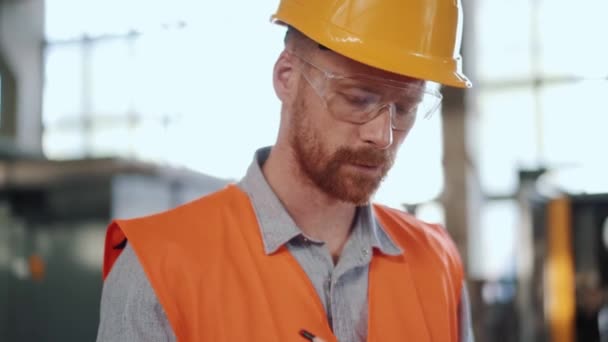 Engenheiro Homem Confiante Uniforme Escrevendo Notebook — Vídeo de Stock