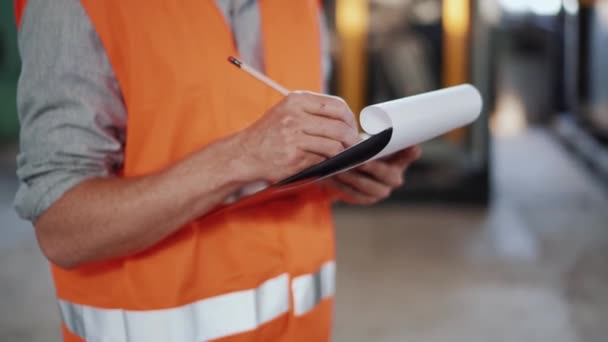 Vue Rapprochée Des Mains Masculines Uniforme Écrit Dans Cahier — Video