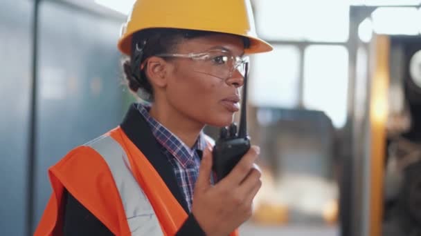 Ingeniera Concentrada Uniforme Hablando Walkie Talkie — Vídeos de Stock