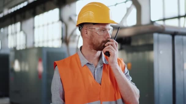 Hombre Serio Ingeniero Uniforme Hablando Walkie Talkie — Vídeos de Stock