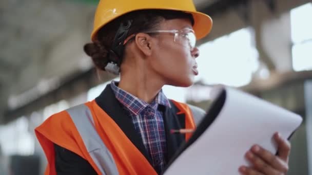 Femme Ingénieur Sérieux Uniforme Écrit Dans Cahier — Video