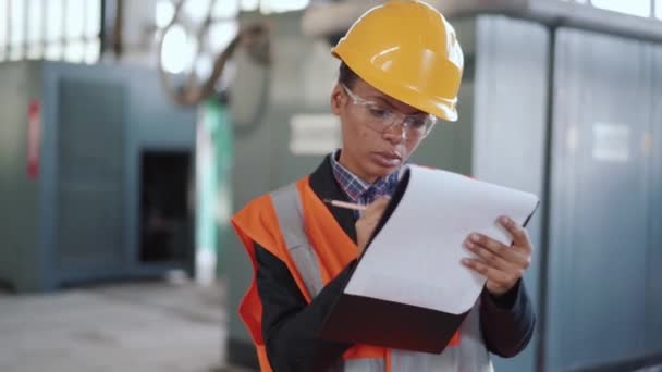 Ingeniera Africana Confianza Escritura Uniforme Cuaderno — Vídeos de Stock