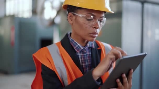 Negativ Überraschte Afrikanische Ingenieurin Uniform Überprüft Etwas Auf Tablet — Stockvideo