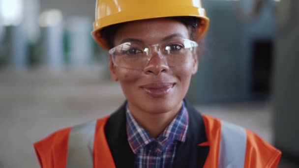 Улыбающаяся Африканская Женщина Инженер Форме Смотрит Камеру — стоковое видео