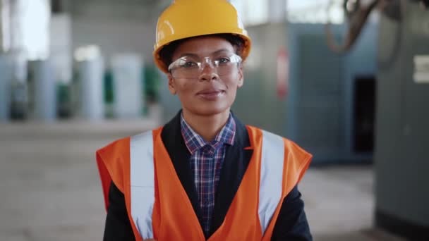 Positive Afrikanische Ingenieurin Uniform Blickt Die Kamera — Stockvideo