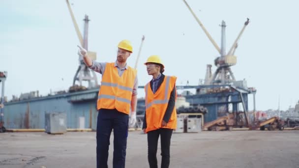 Dois Engenheiros Positivos Discutindo Projeto Trabalho Livre — Vídeo de Stock