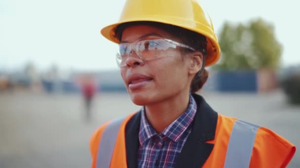 Ingeniera Mujer Concentrada Discutiendo Proyecto Trabajo Con Colega Aire Libre — Vídeos de Stock