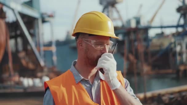 Hombre Serio Ingeniero Uniforme Hablando Walkie Talkie Aire Libre — Vídeos de Stock