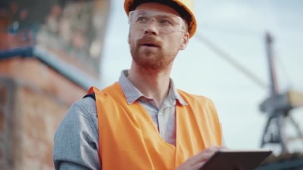 Seriózní Muž Stavitel Lodí Uniformě Psaní Tablet Venku — Stock video