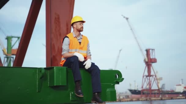 Homem Construtor Naval Uniforme Cumprimentando Alguém — Vídeo de Stock