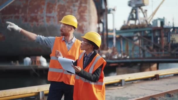 Dois Construtores Navais Discutindo Projeto Trabalho Escrevendo Notepad Livre — Vídeo de Stock