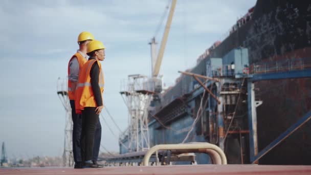Dos Constructores Navales Discutiendo Proyecto Trabajo Cerca Del Buque — Vídeos de Stock