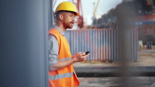 Homme Constructeur Naval Uniforme Textos Par Téléphone — Video