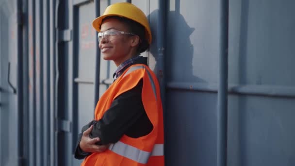 コンテナの近くに制服を着た造船所の女性 — ストック動画