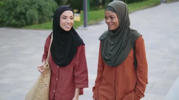 Dua Wanita Muslim Tertawa Berbicara Sambil Berjalan Luar Ruangan — Stok Video