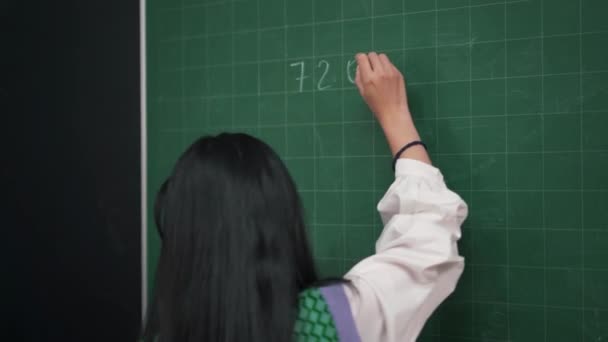 Asyalı Kızın Arka Planı Tahtaya Bir Matematik Örneği Yazıyor — Stok video