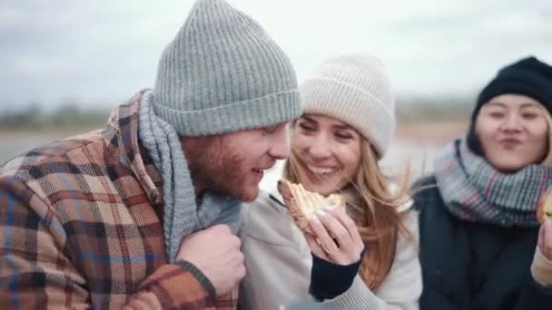 Χαμογελαστή Γυναίκα Που Ταΐζει Ένα Σάντουιτς Στο Φίλο Του Στο — Αρχείο Βίντεο