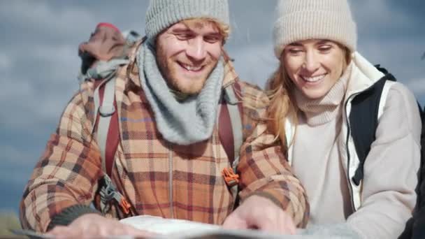 Mosolygó Turista Pár Nézi Térképet Szabadban — Stock videók