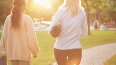 Dışarıdaki yogaya giden çok uluslu olgun kadınların arka planı.