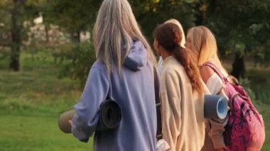 Olumlu, çok uluslu, olgun kadınların yoga ve açık havaya çıkıp konuşmalarının arka planı.